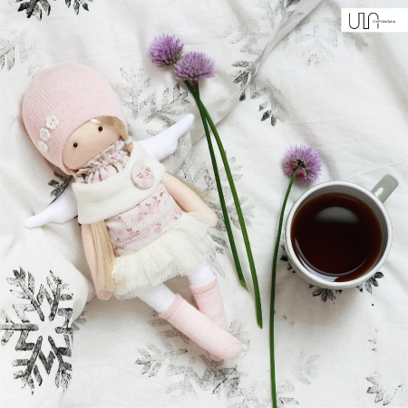 Maluszek z kawą i kwiatem