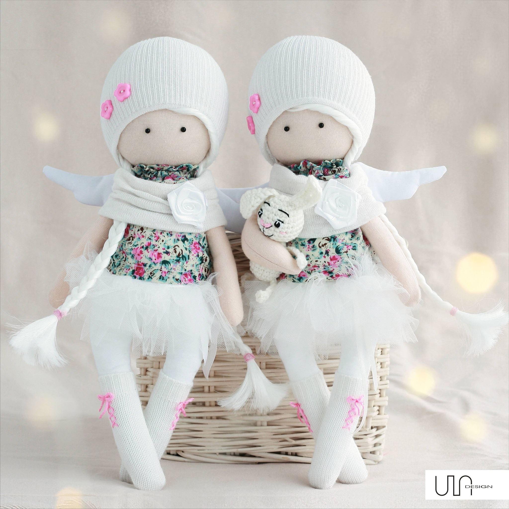 Bliźniaczki w białych czapeczkach