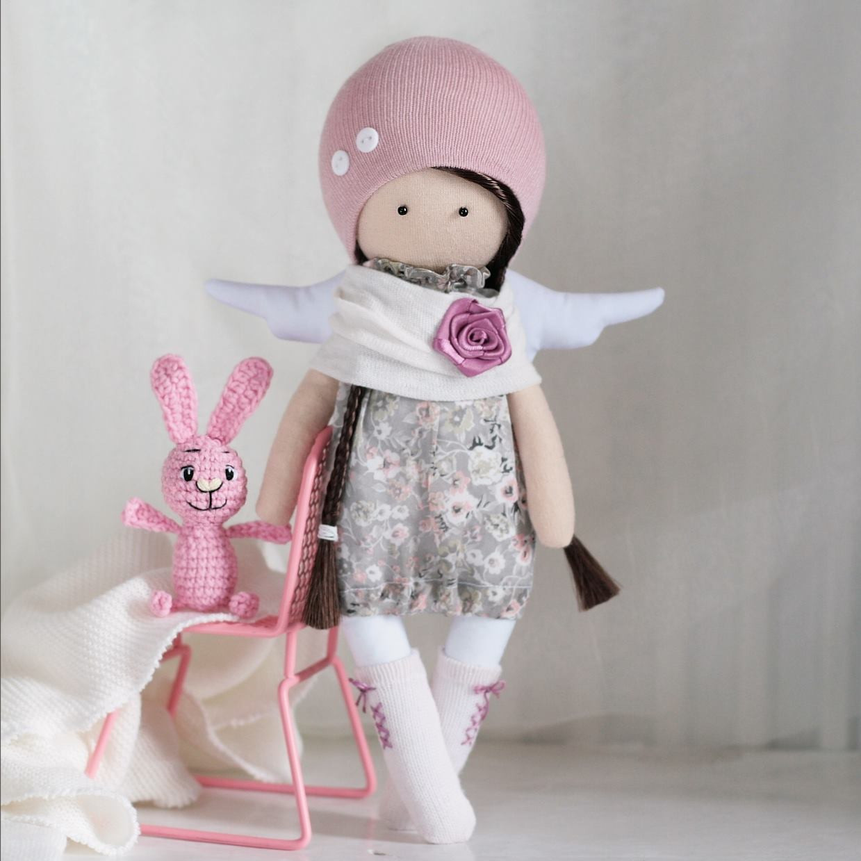 Maluszek z królikiem i sankami