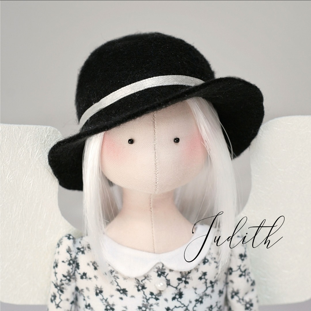 Stylowa Judith w kapeluszu prosto z Paryża