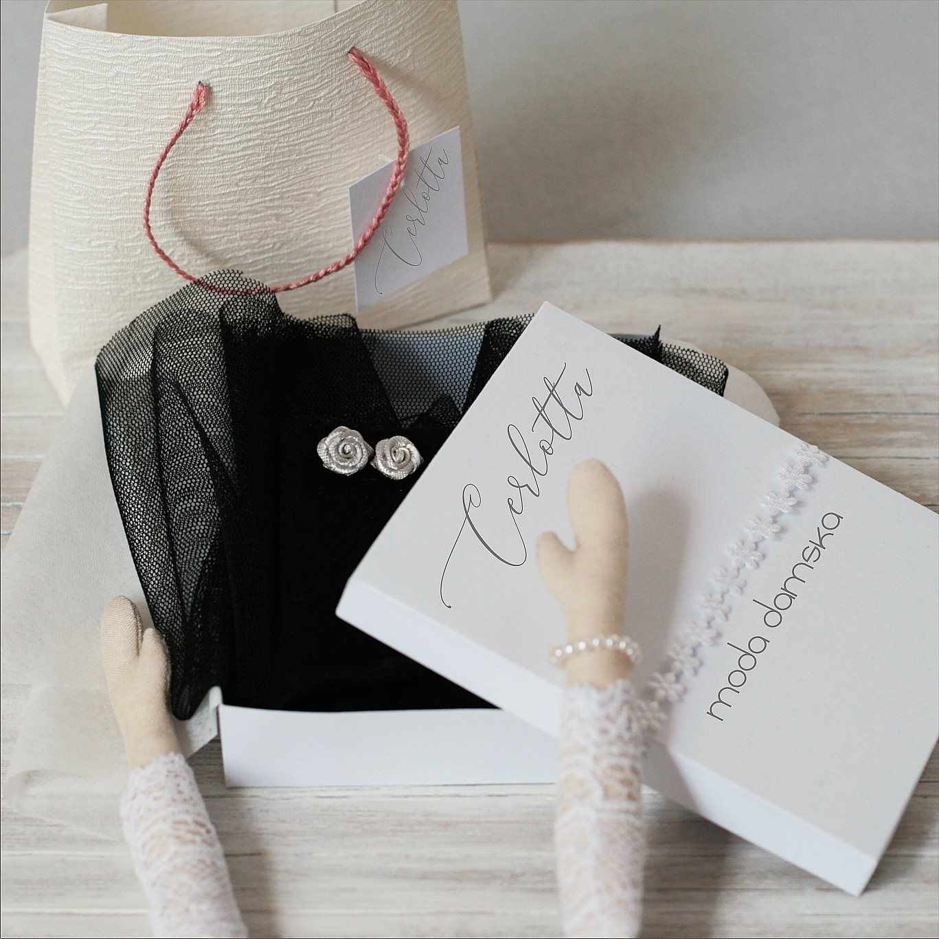 Eleonora otwiera pudło z nową sukienką