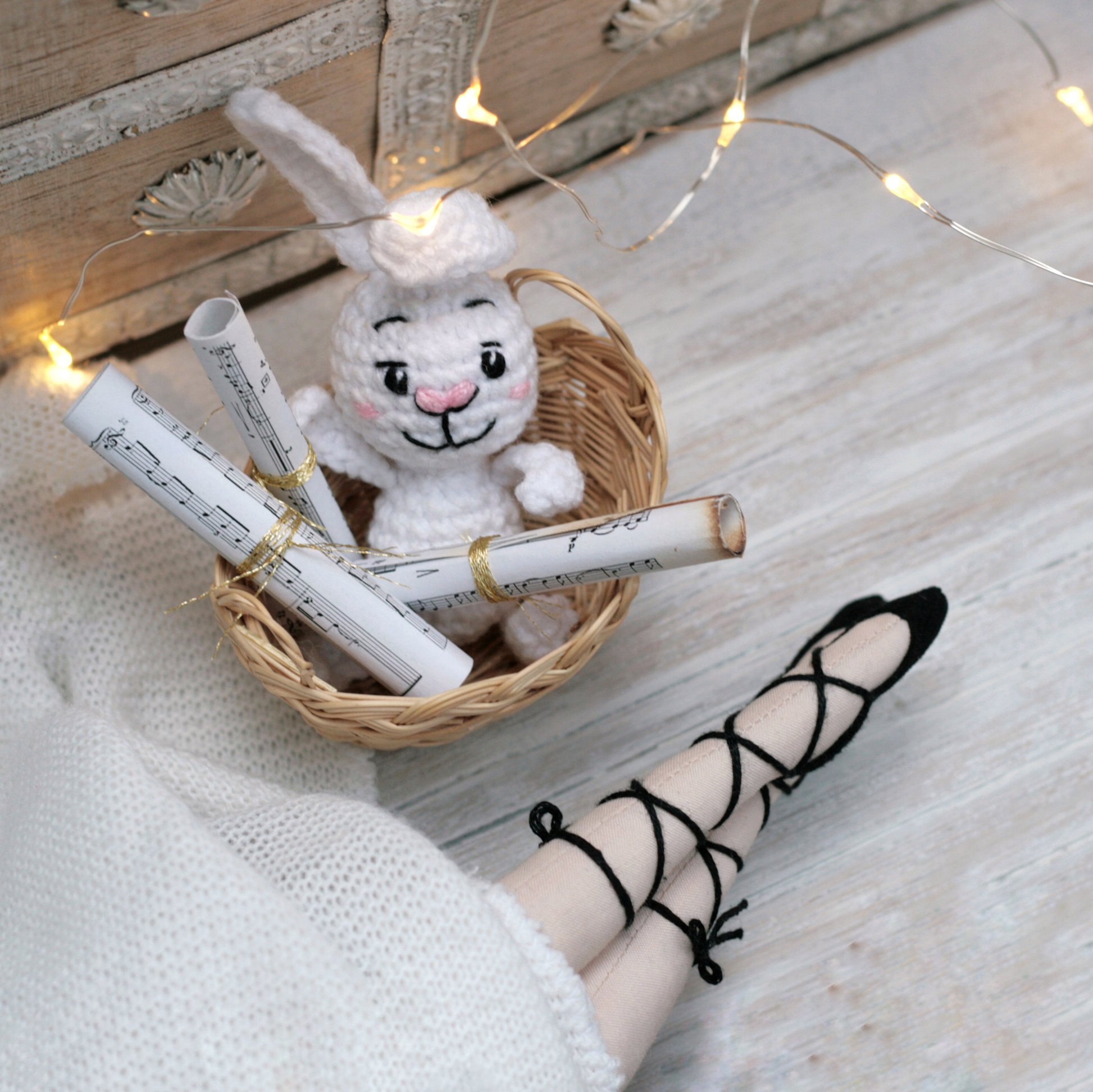 Króliczek u stóp w czarnych baletkach