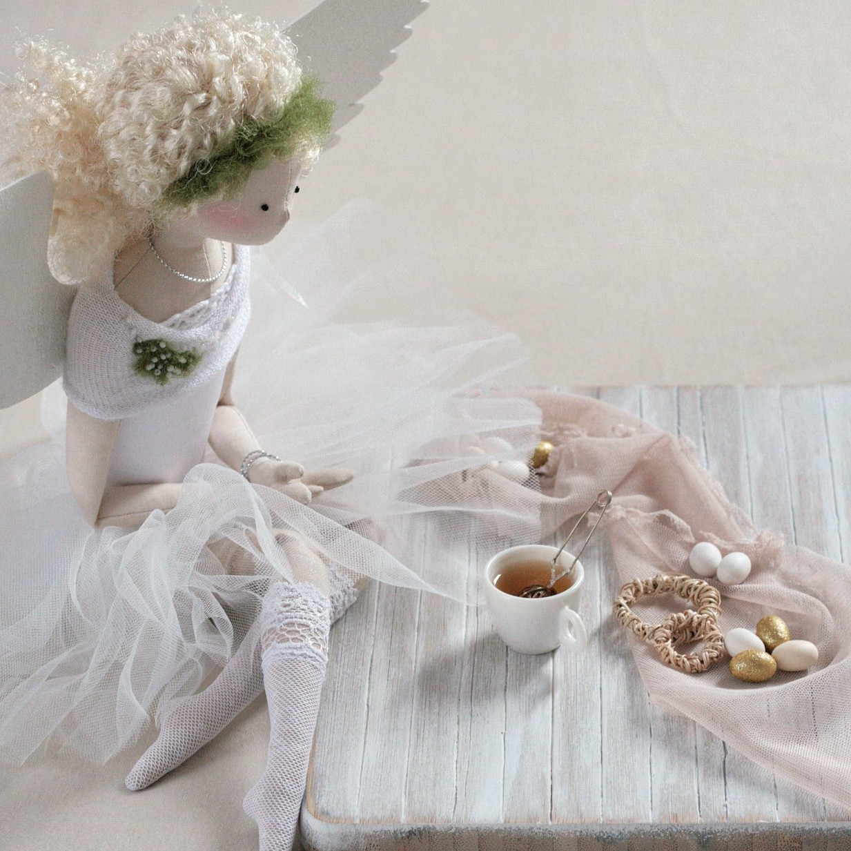 Forsycja przy zastawionym stole