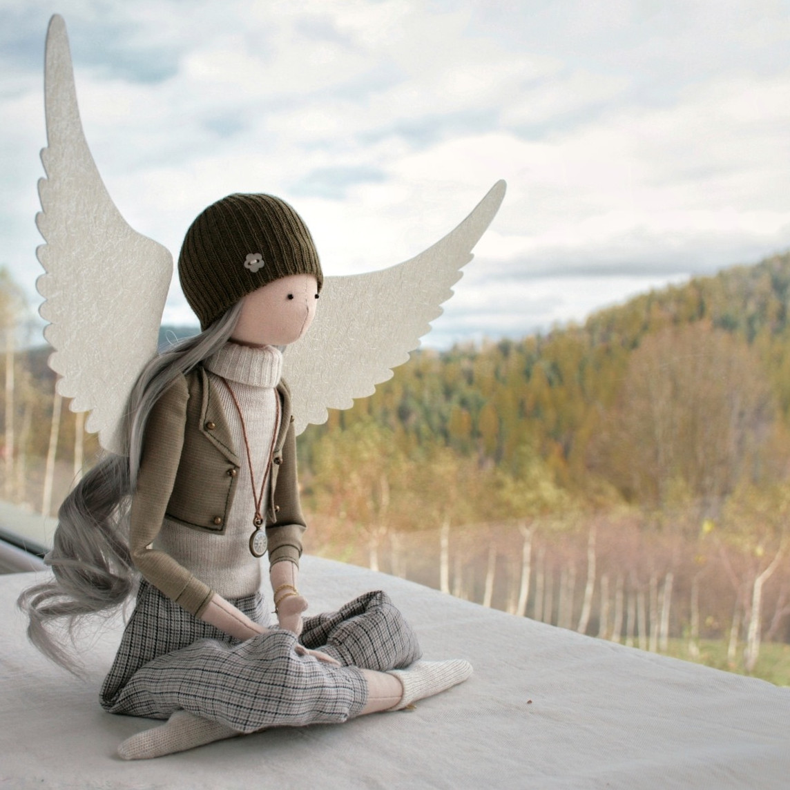 Elen w spodniach podziwia góry