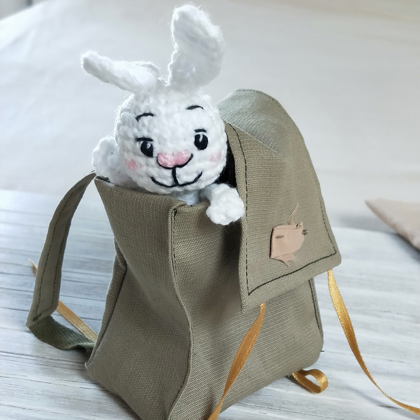 Królik w plecaku wycieczkowym